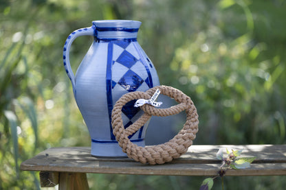 eine Blumenvase mit Brezel aus Baumwolle zum Werfen und Kauen